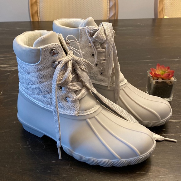 Justice Shoes | New Justice | White Silver Rain Winter Duck Lace Up Boots Girls | Color: Silver/White | Size: 5bb | Pm-83779143's Closet